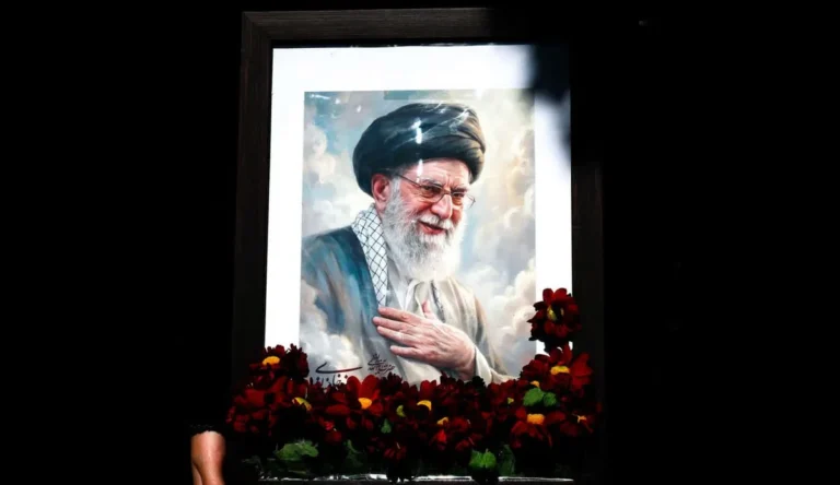 د آیت‌الله سید علي خامنه‌اي د جنازې په مراسمو کې ملا عبدالغني برادر او امیرخان متقي هم ګډون کوي
