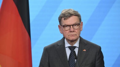 AA 20251001 39281621 39281607 GERMAN FOREIGN MINISTER WADEPHUL PERUVIAN FOREIGN MINISTER SALCEDO IN BERLIN