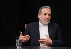 وزیر خارجه ایران: تردد در تنگه هرمز در چارچوب مسیرهای تعیین‌شده آزاد است