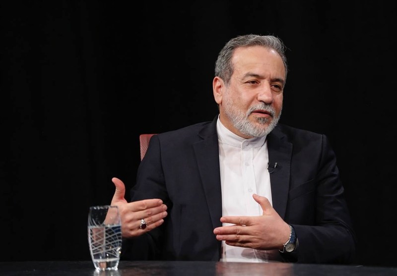 وزیر خارجه ایران: تردد در تنگه هرمز در چارچوب مسیرهای تعیین‌شده آزاد است