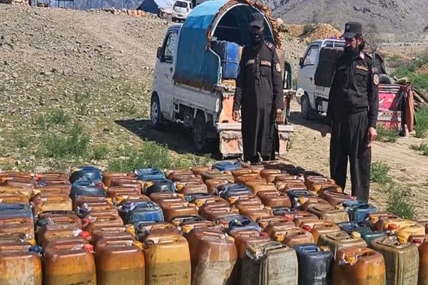 بازداشت ۱۶ نفر در ننگرهار به اتهام قاچاق تیل به پاکستان 1 58b6ad81d19cd351380520e81149318435b3e31e 643x547 1