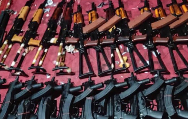 کشف ۲۶ میل سلاح سبک در قریه قیمتی پکتیا توسط نیروهای دفاعی 1 HFmcCEMWEAEgdD3