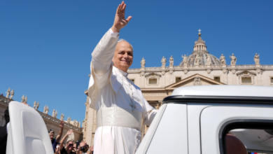 قدردانی قالیباف از مواضع پاپ در محکومیت جنایات امریکا 1 Pope Leo greeting crowds St P Square