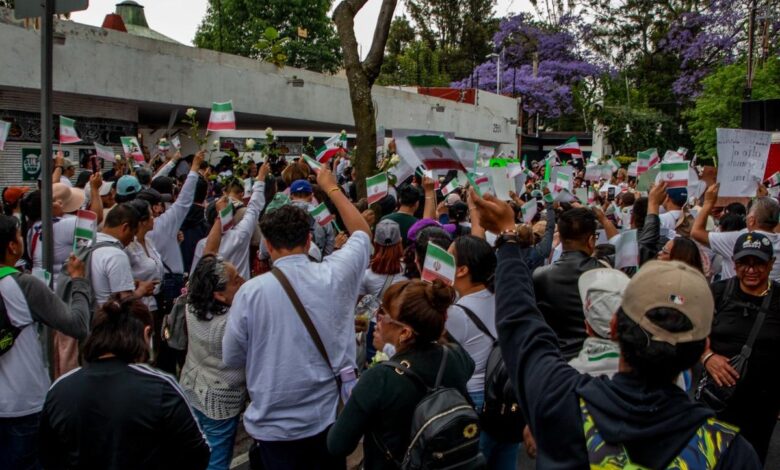 تجمع اعتراضی در مکزیکوسیتی برای همبستگی با مردم ایران 1 cientos expresan solidaridad en embajada de iran y repudian ataques de eu e israel e9717362 ee37 4b13 8c9d 5b87e2412f66 mediarawimagetrue
