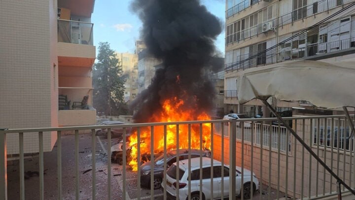 موج جدید حملات موشکی ایران؛ آتشسوزی در تلآویو 1 photo 2026 04 06 08 59 14