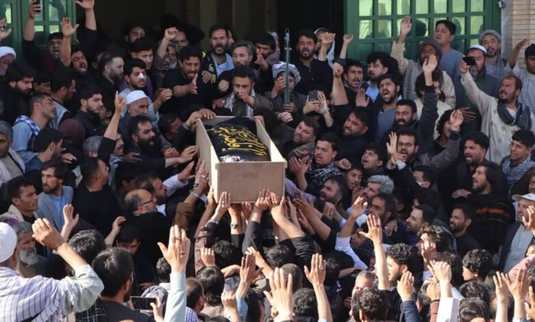 صدای اعتراض در مراسم تشییع پیکر قربانیان حادثه دهمیری هرات 1 photo 2026 04 14 11 48 16