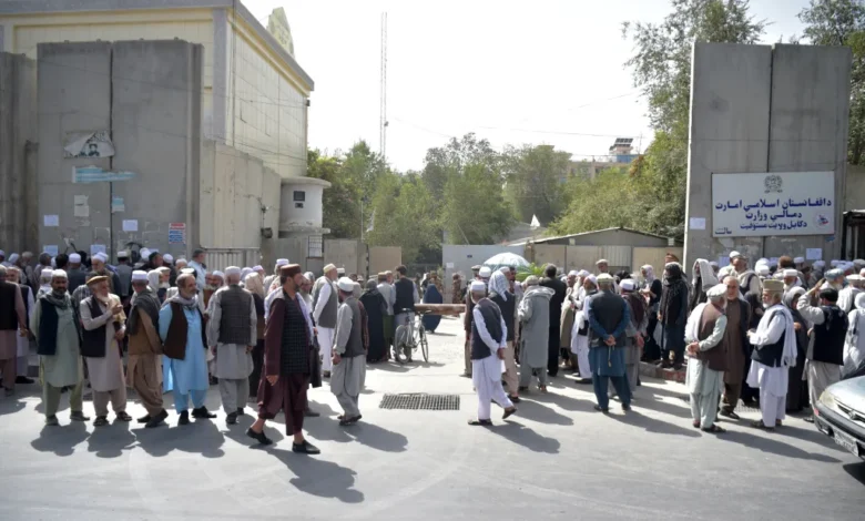 د متقاعدینو د معاشونو نوې لړۍ د غویي په ۲۶مه پیلېږي 1 2025 pensioners gather check department 1018888244