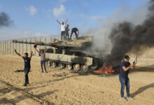 32858022 palaestinenser feier israel panzer zaun gazastreifens angriffe hamas khan younis 26EIETL7WZe9