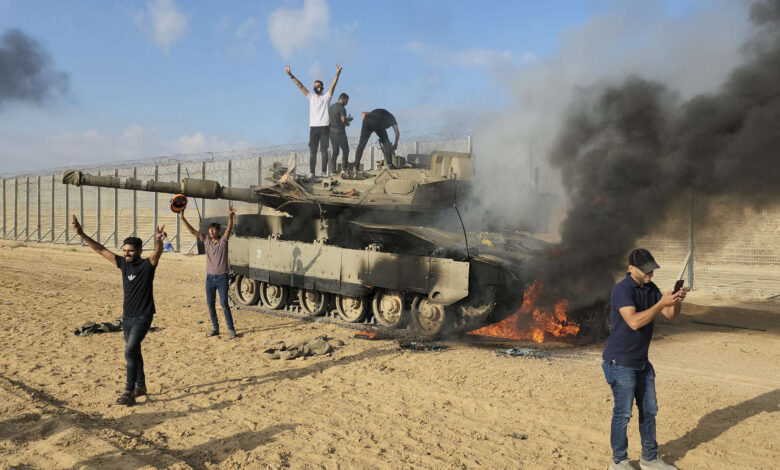 32858022 palaestinenser feier israel panzer zaun gazastreifens angriffe hamas khan younis 26EIETL7WZe9