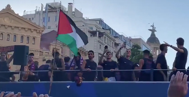 اهتزاز پرچم فلسطین توسط لامین یامال در جشن قهرمانی بارسلونا 1 555555555 1