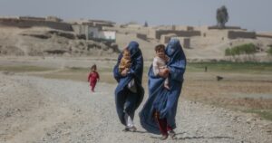 آمار تکان‌دهنده سازمان بهداشت؛ سه‌چهارم آوارگان در افغانستان زنان و کودکان هستند