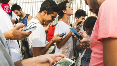 آیا انسانها کمحرفتر شدهاند؟ کاهش ۲۸ درصدی گفتوگو در عصر تکنالوژی 1 SmartphoneAddiction 584583480