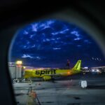 ein flugzeug der spirit airlines in new york am flughafen die fluggesellschaft muss zum zweiten mal insolvenz anmelden