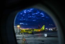 ein flugzeug der spirit airlines in new york am flughafen die fluggesellschaft muss zum zweiten mal insolvenz anmelden