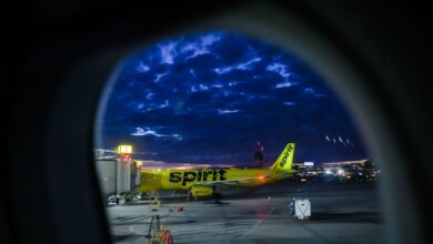 ein flugzeug der spirit airlines in new york am flughafen die fluggesellschaft muss zum zweiten mal insolvenz anmelden