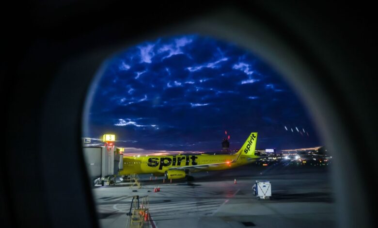 ein flugzeug der spirit airlines in new york am flughafen die fluggesellschaft muss zum zweiten mal insolvenz anmelden