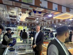 بازدید مقام قزاقستانی از عتیقه‌فروشی‌های کابل