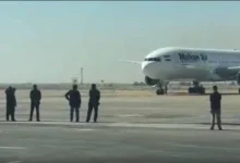 مشهد آماده وداع؛ طیاره حامل پیکر رهبر شهید وارد شد 2 Screenshot 411