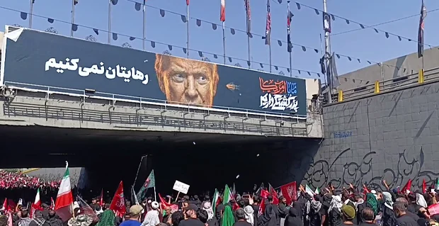 پرتاب سنگ به سوی تصویر ترامپ در مراسم تشییع رهبر شهید 1 Untitled 1 101