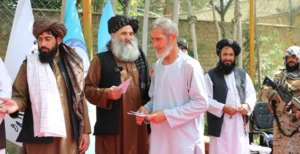 توزیع کمک نقدی در بادام‌باغ کابل میان ۲۵۰ خانواده نیازمند