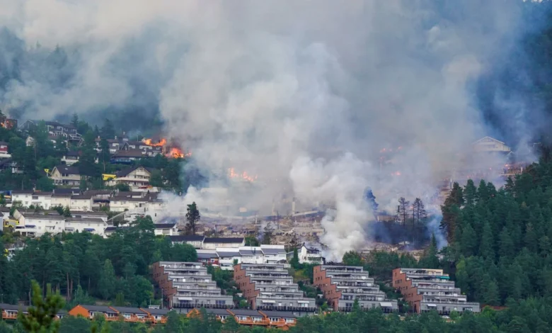 آتشسوزی گسترده در ناروی؛ بیش از ۱۰۰ خانه ویران شد 1 skynews fire in norway 100 homes destroyed 7300471