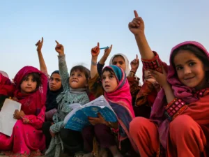 بلومبرگ: محدودیت‌ها بر دختران میلیون‌ها دالر به اقتصاد افغانستان زیان می‌زند
