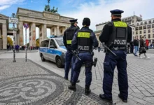دو نفر در پی حمله در یک مکتب در نزدیکی برلین کشته شدند 2 Deutschland Polizei Wache Auto Brandenburger Tor Berlin Oktober 2023