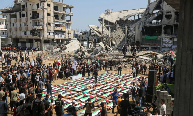 تداوم حملات اسرائیل؛ شمار شهدای غزه از ۷۳ هزار نفر گذشت 1 gaza mass funeral