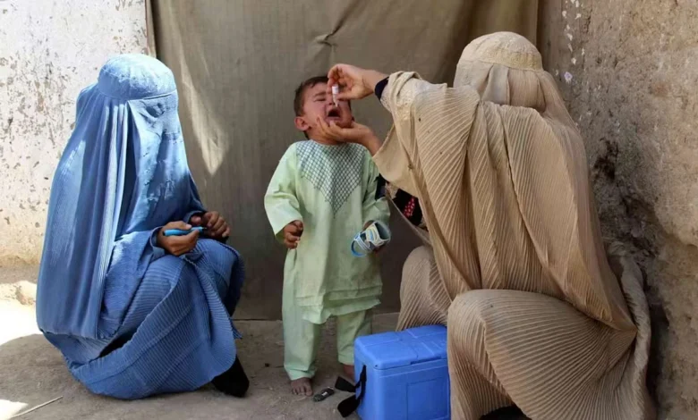 شمار موارد پولیو در افغانستان به ۱۵ مورد رسید 1 polio vaccination afghanistan child female healthworkers msadiq epa