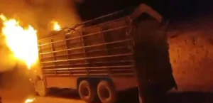 دو موتر حامل زغال‌سنگ در سرپل به آتش کشیده شد