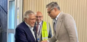 اسحاق دار وارد لندن شد