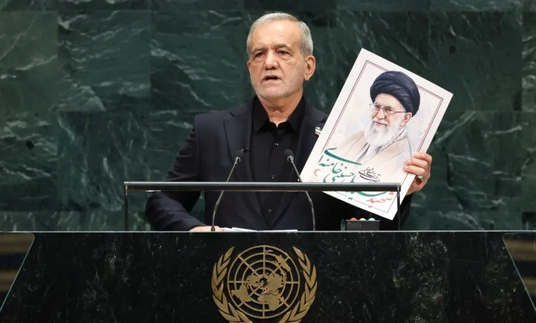 پزشکیان در سازمان ملل با تصویر رهبر شهید ایران: ما تروریست نیستیم، ما قربانی تروریسم هستیم 1 HS6Hdf4XEAAPWFs