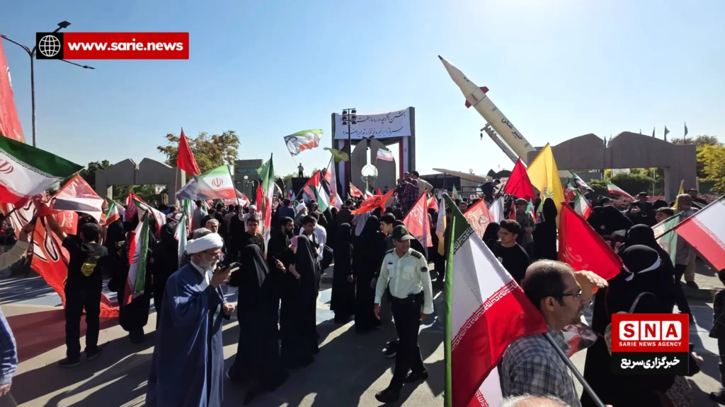 زنجیره انسانی در دانشگاه فردوسی مشهد؛ اشتراک‌کنندگان بر مقاومت در برابر فشارهای خارجی تأکید کردند